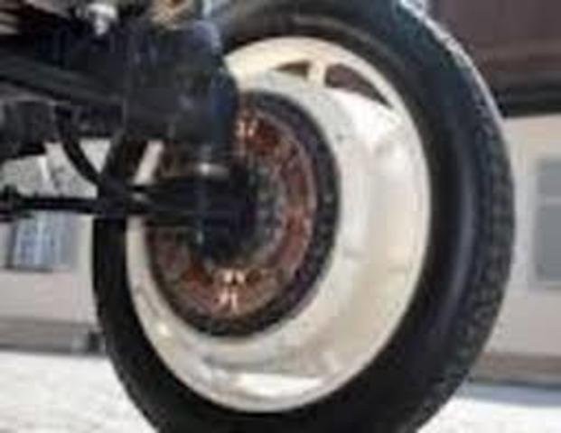 First four wheel brakes fitted to a motor car