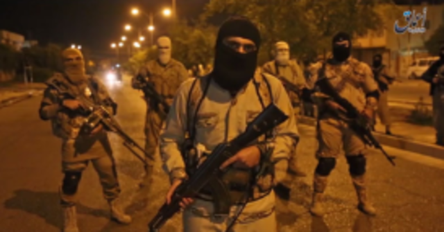 IS fortifies west Mosul, raids east