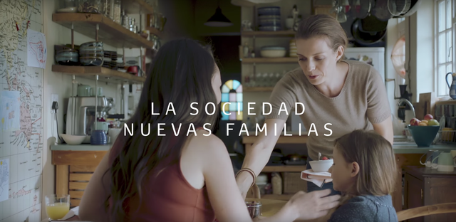 primer comercial que presenta a lesbianas