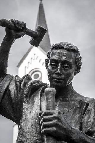 Visiting the Statue to Ocato