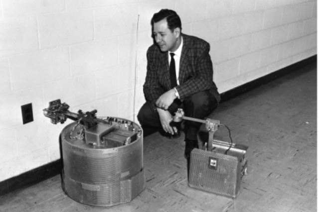 Tomovic y Boni desarrollan una mano con un sensor de presión para la detección del objeto que proporcionaba una señal de realimentación al motor.