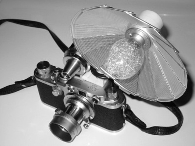 1929: MODERN FLASH BULB