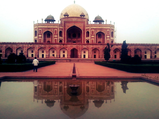 Humayun stops for daily prayer