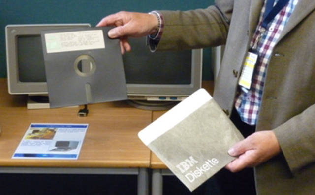 IBM inventa el disco frexible