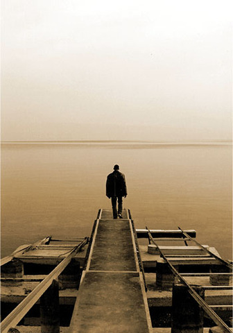 Itaque, dum Eucleides Cornelios ad cauponam dūcēbat, raedarius solus in viā manebat; raedam et equos custodiebat.