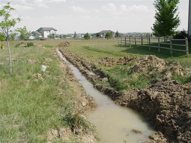 Raeda adhuc in fossā manebat, raedarius eam movere nōn poterat.