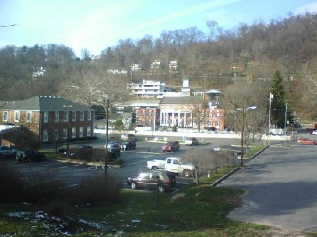 Eucleides videbat aedificium procul.