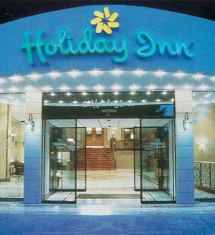 Necesse est igitur ad cauponam ire. Agite puerī!”