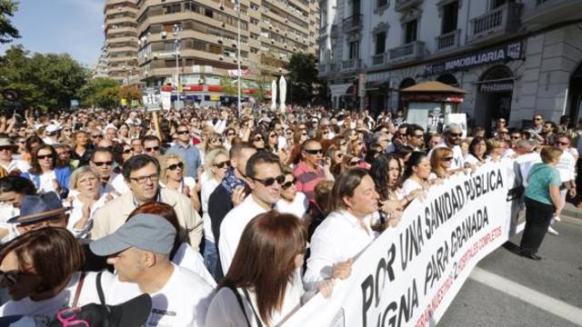 MANIFESTACIÓN: Miles de personas recorren Granada contra la fusión de los hospitales