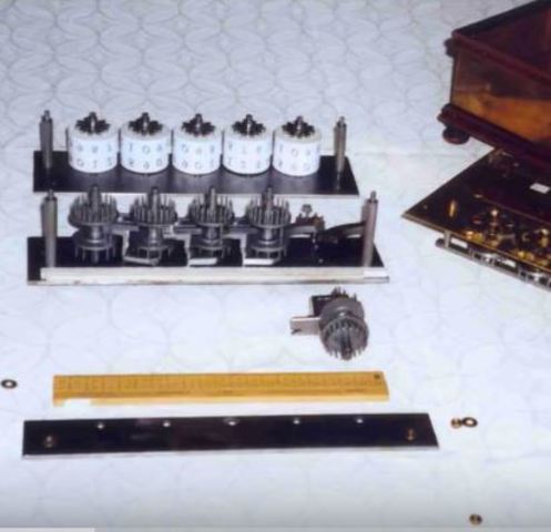 Pascal construye 20 máquinas pascalinas