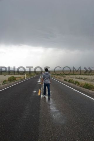 Cornelius in viā stabat sollicitus et caelum spectabat quod iam advesperāscēbat.