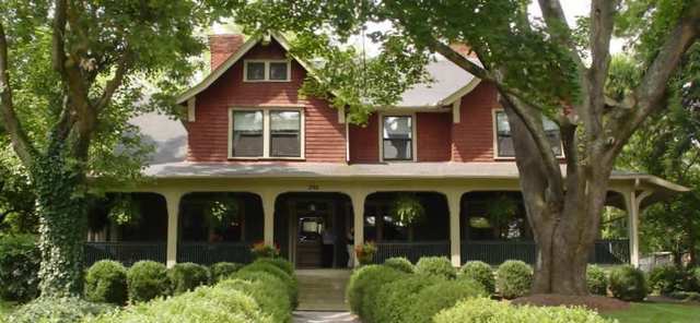 Clamat Aurelia, “O me miseram! Cauponas non amo."