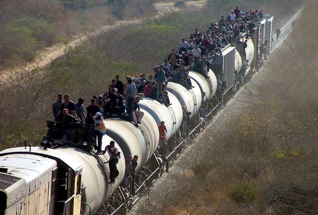 LA MIGRACIÓN MÉXICO−ESTADOS UNIDOS  Las migraciones internas de nuestro país posteriores a la Revolución Mexicana, se intensificaron desde el tiempo en que arrancó el período de desarrollo económico y la aplicación de Ja política social