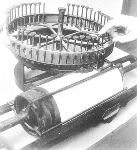 Primera máquina con uso de líneas linotipia