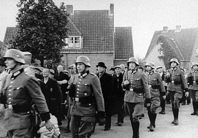 1938 Nazis begin rounding up Jews for labor camps