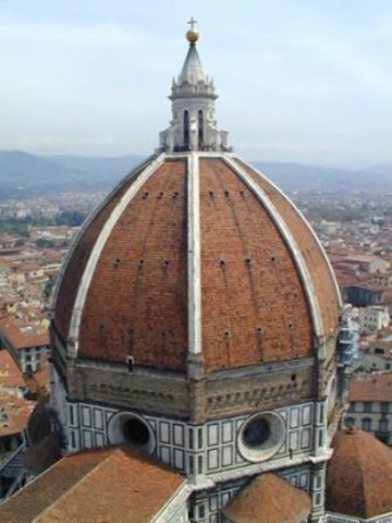 Brunelleschi construlle la cópula de Florencia.
