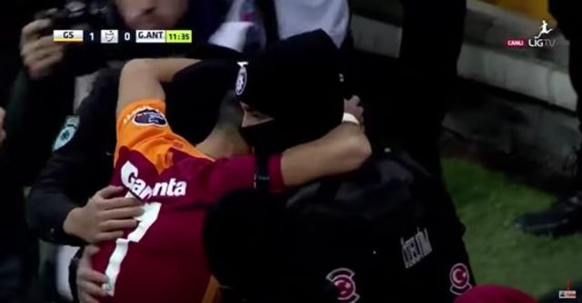 Turkse voetballer valt agenten in armen na aanslagen