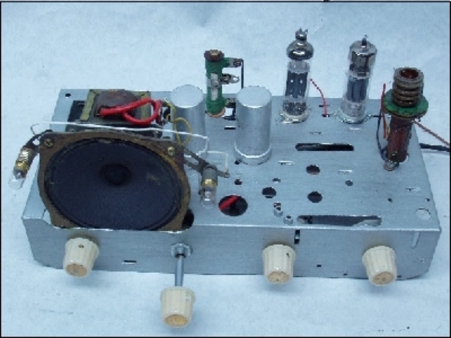 Edwin Howard Armstrong inventa el circuito regenerativo que aumenta la calidad de las emisiones.
