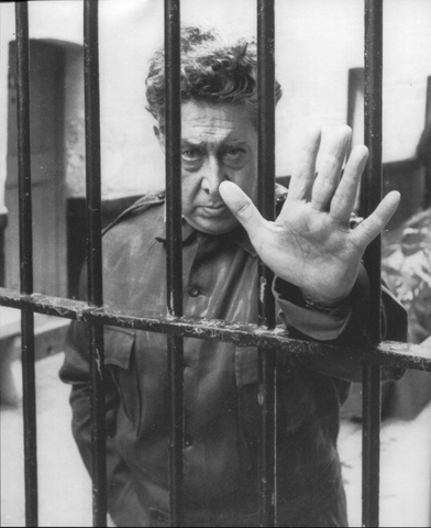 El pintor David Alfaro Siqueiros es encarcelado