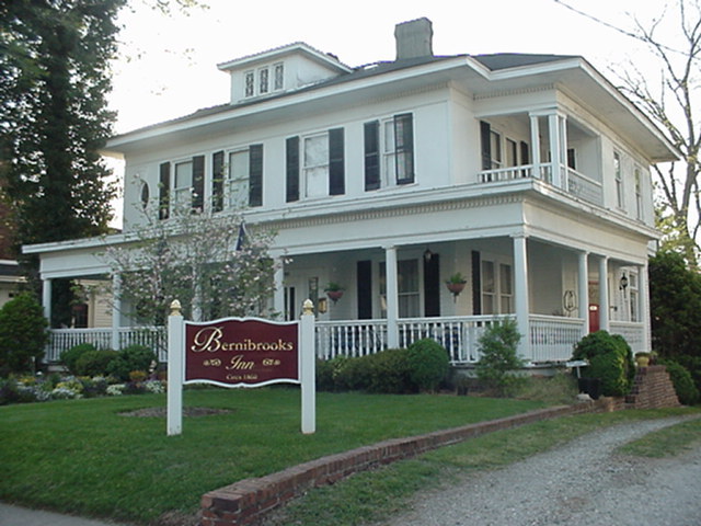 Eucleides dicit, "Omnes cauponae non sunt periculosae".