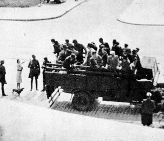 1938 Nazis begin rounding up Jews for labor camps