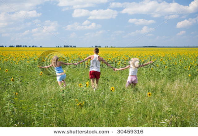 Multī servī mox in agrōs currunt ubi strēnuē laborant.