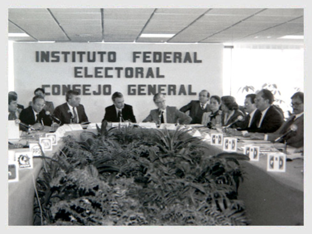 1996 La reforma constitucional dio autonomía  plena al Instituto Federal Electoral (IFE).