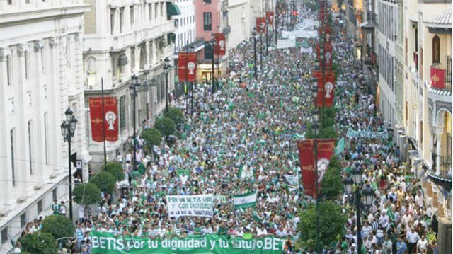 El doctor Jesús Candel, ‘Spiriman’, lidera la primera manifestación, convocada a través de las redes sociales para pedir dos hospitales completos.
