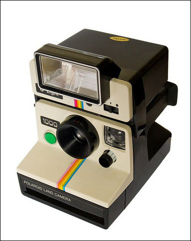 Polaroid lanza la primera cámara instantánea.