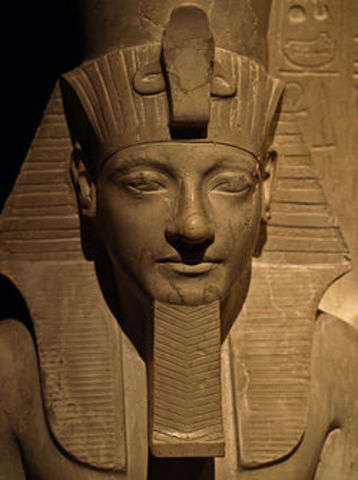 General Horemheb rises to the throne