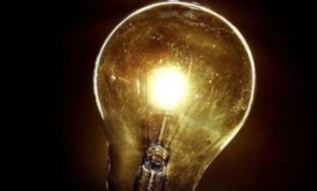 Bombilla, baterias de almacenamiento de energia y energia electrica.