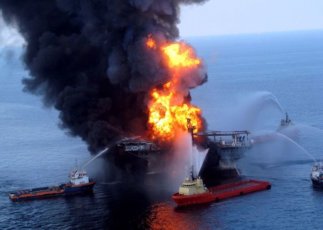 BP oil rig explodes