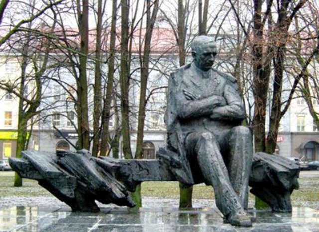 100 sünnipäeva puhul püstitatud ausammas