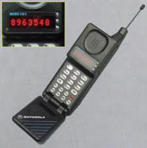 The first 1G network launched in the USA using the Motorola DynaTAC mobile phone.