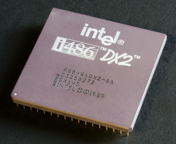 Intel lasi välja 80486DX, mis sisaldas 1.2 miljonit transistorit.
