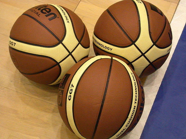 FIBA adopta pelota con bandas