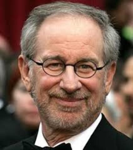 Steven Spielberg estrena “Jurassic Park” que trata sobre el campo de la ingeniería genética aplicada al comercio y explotación de animales. Esta logro record de taquillas y se convirtió en una de las películas de mayor recaudación en su momento.