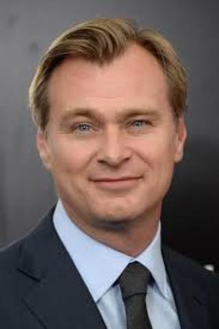 Christopher Nolan estrena su más grande éxito como director “The Dark Knight”, basada en el personaje de Batman de DC. También posicionada por 177 críticos del cine en la casilla 33 en el listado publicado por la BBC “Las mejores películas del siglo XXI”.