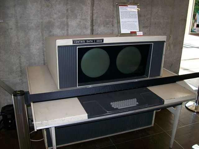 CDC 6600 (Diseñada por Seymour Cray.)