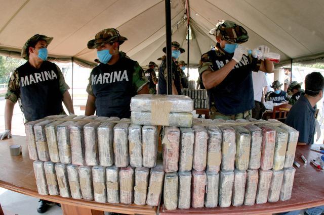 Heredia iba a viajar desde Cali hacia su país con cuatro kilos de cocaína   líquida escondidos en prendas de vestir en su equipaje, informaron fuentes policiales