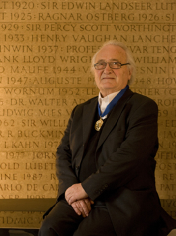 Herman Hertz produce y crea ondas electromagnéticas por primera vez