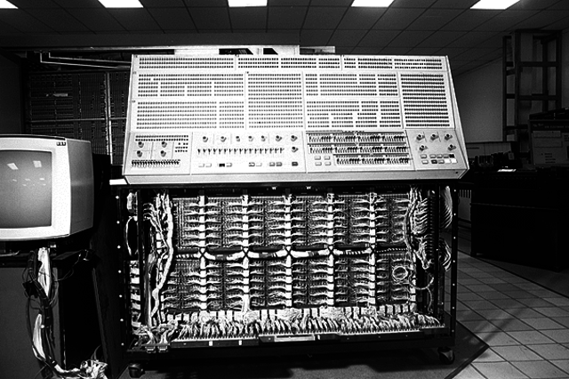 Inicia la segunda generación de computadoras