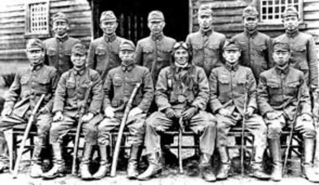 De 1942 a 1945 entrena con el ejército