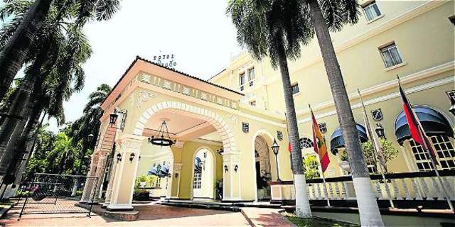 Construcciòn dos primeros hoteles.