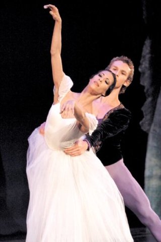 A los trece años gano el Premio Nacional de la Danza, y con esto recibir una beca para la English National Ballet School, en Londres.