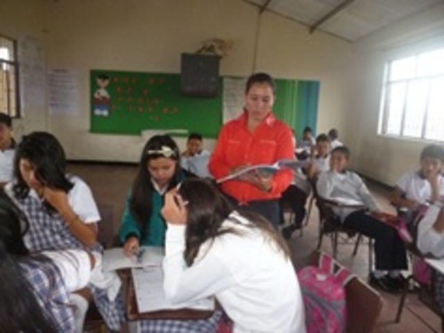 08.Desarrollo de la pedagogía entre constructivismo y tecnología y su aplicación en las aulas de clase (Gomez Granell y Coll1994).