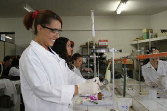 DECRETO 1945 DE 1996, REGLAMENTA LA PROFESIÓN DE QUÍMICO FARMACÉUTICO