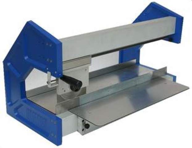 Se sustituyen las herramientas manuales por máquinas.