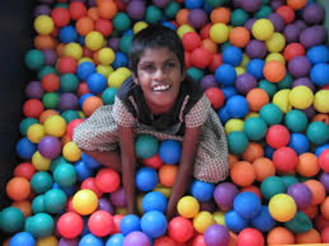 Gerra Zibilaren ostean, Lehen Hezkuntzaren Legeak adierazten du adimen urriko haurrak baliaezinak eta atzeratuak zaintzeko eskola bereziak sortu behar direla