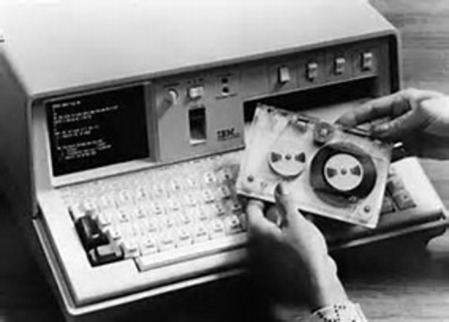 1956 IBM vendio el primer sistema de  disco magnetico